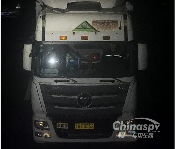 两台危化品运输车违法行车，河南高速交警依法查处并曝光