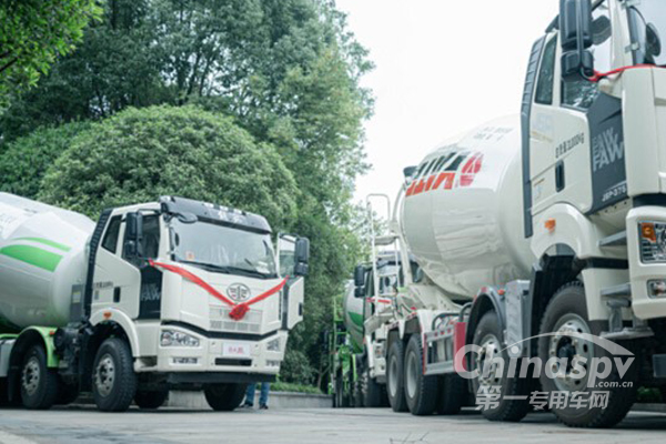 交付68辆！“瘦身”升级的解放J6L 8×4搅拌车受到重庆用户追捧