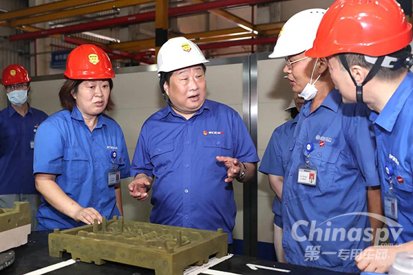 战炎热、夺高产 谭旭光看望铸造工人们