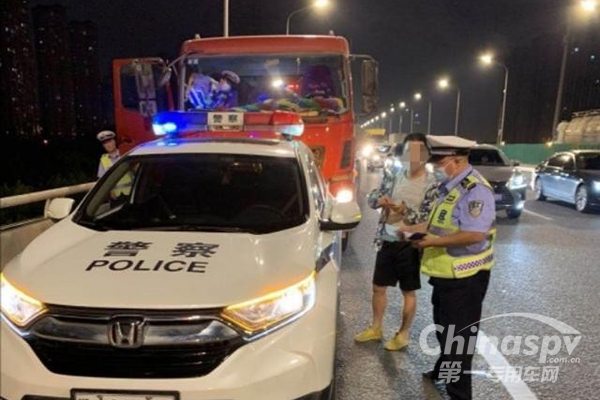武汉：白沙洲长江大桥夜查超载大货车