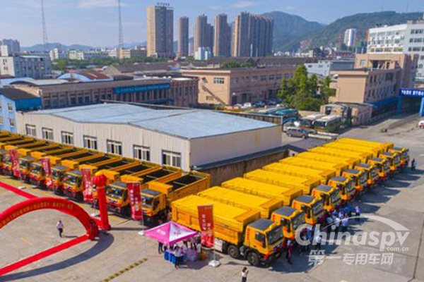 100辆红岩杰狮C500渣土车成功交付温州客户