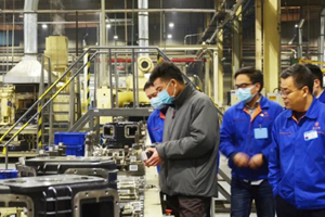 法士特集团董事长严鉴铂深入生产一线调研指导工作