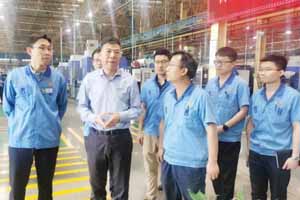 法士特董事长严鉴铂深入生产一线调研指导工作