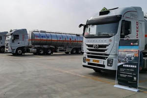 配套上汽动力 30台红岩危化品车交付