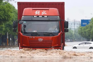 半挂车车轴涉水或浸泡后该检查什么？