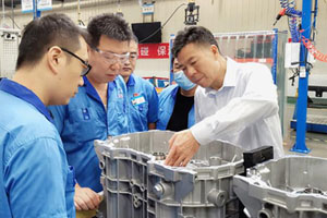 法士特：严鉴铂深入各单位调研指导工作