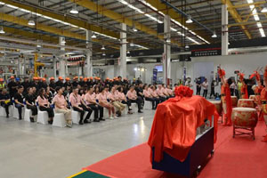 本地化战略再落子 伊顿康明斯高产能线首台变速箱下线