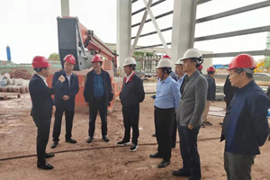 石俊峰董事长陪同遂宁市政府领导考察可兰素四川在建新厂