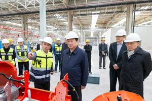 谭旭光现场调度德国凯傲智能叉车济南项目和中国重汽科技大厦二期项目