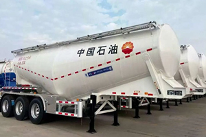 中集通华向中国石油批量交付泥浆运输专用和普通液体运输罐车