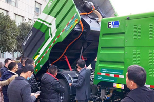 新一代环卫车创新典范 宇通环卫低入口洗扫车亮相天府之国