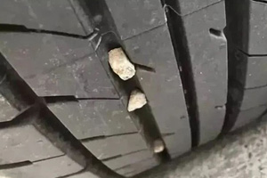 轮胎缝里的小石子，到底用不用清理?真相来了!