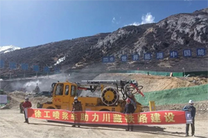 如虎添翼！徐工混凝土喷浆车助力“天路”建设