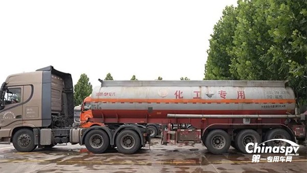 搭载东风康明斯动力的天龙旗舰520危化品运输车