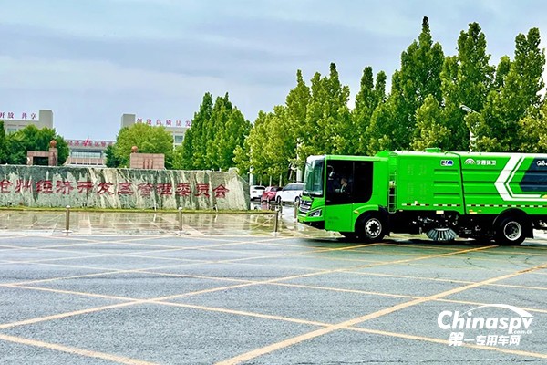 宇通环卫W18纯电动低入口洗扫车