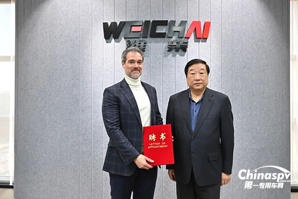 谭旭光为法国博杜安公司莫兹颁发潍柴集团副总经理聘书