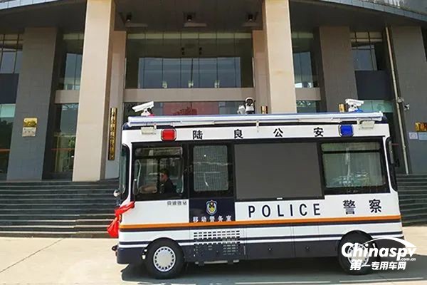 云南流动警务车“站岗执勤”守护平安