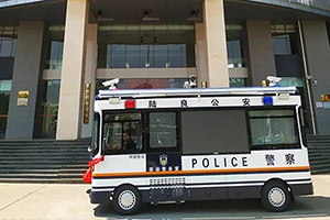 云南流动警务车“站岗执勤”守护平安