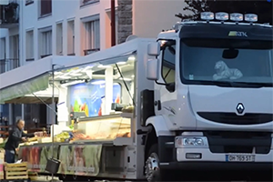 比利时的巨型移动贩卖车：重卡改装引领潮流，创新设计颠覆传统观念