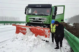 低温雨雪不断 清障刻不容缓，上汽红岩除雪车积极参与道路救援