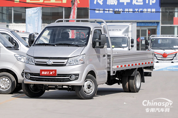 长安跨越王x5采用宽体设计,分为单排和双排两种结构,加长加宽货厢