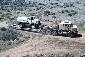 美国主战坦克的得力助手：Oshkosh M1070军用大件运输车