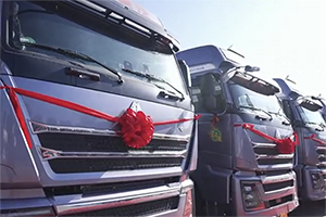 鲁东分公司20辆豪沃TH7危化品燃气牵引车交付淄博大客户，2024让客户更赚钱！