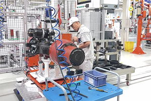 解放动力300轻量化轮减桥首台B样桥试装成功