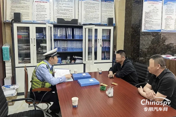 危化品车辆未悬挂警示标志躲避检查 被约谈