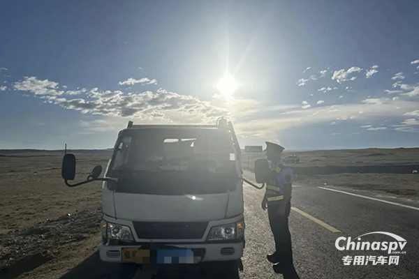新疆阿勒泰查获一危化品运输车未配备押运员