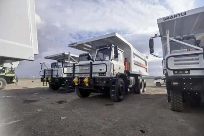 山东重工甲醇增程宽体自卸车征战新疆煤矿