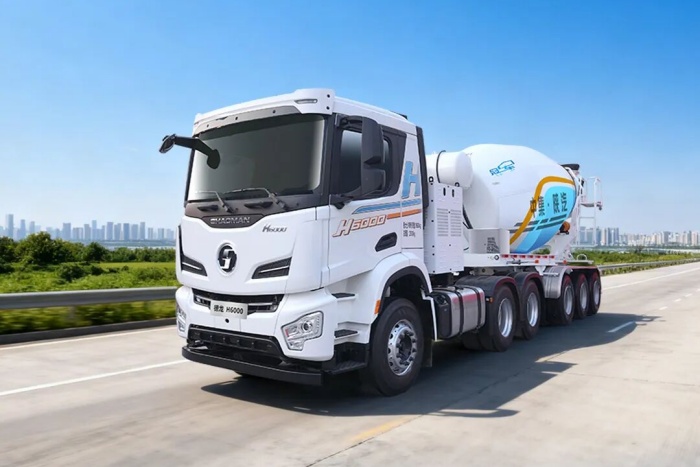 中集·陕汽一体化混动牵引搅拌车，装得多、跑得远，运输更省心
