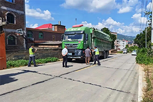 福建一厢式货车违法运输630公斤危险品被拦截