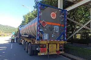 福建查获一危化品车驾驶员擅自运输普货