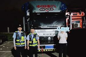 “桶原料”实为危险品！司机主动停运举报