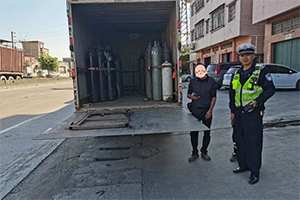 广东江门查获一非法运输危化品轻型货车