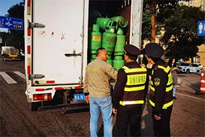 重庆查获一厢式货车装载240罐废旧液化气罐