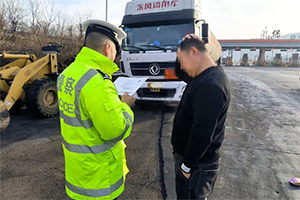 山西一危化品车强“闯禁行”被查处