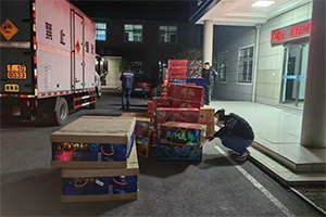 安徽一司机非法运输烟花爆竹被拘