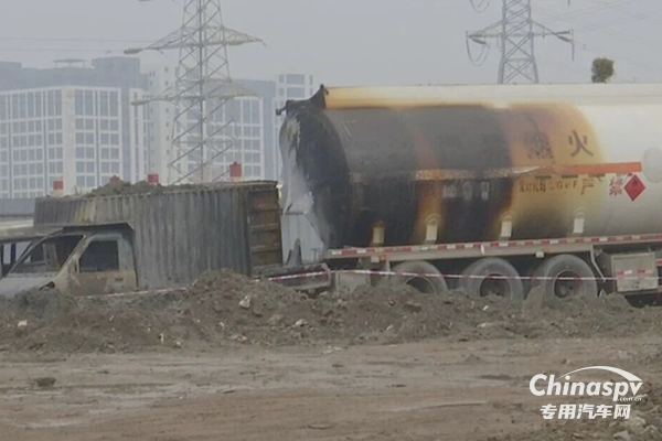 2026年1月25日,广东汕头金平区鮀江街道一停车场内,一辆装锅炉油的油罐车突然起火现场一度浓烟滚滚、火舌乱窜还殃及旁边的车辆,情况十分危急。