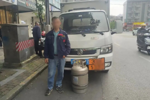 贵阳查处一危化品车遮挡号牌