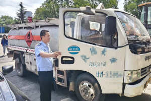 甘肃公安交警9小时查获报废危化品油罐车