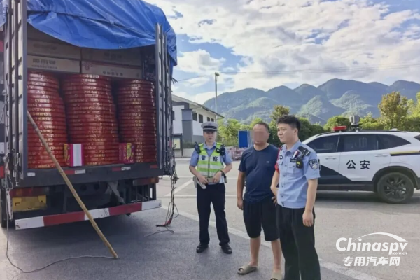 重庆高速查获800余件非法运输烟花爆竹