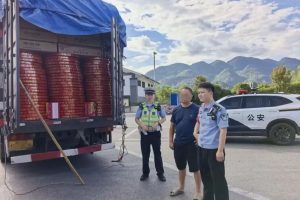 重庆高速查获800余件非法运输烟花爆竹