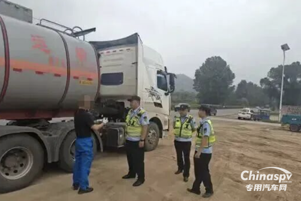 辽宁查处一起油罐车违法闯卡案