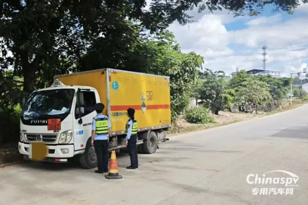 云南一货车运载废机油无押运员上路被立案调查