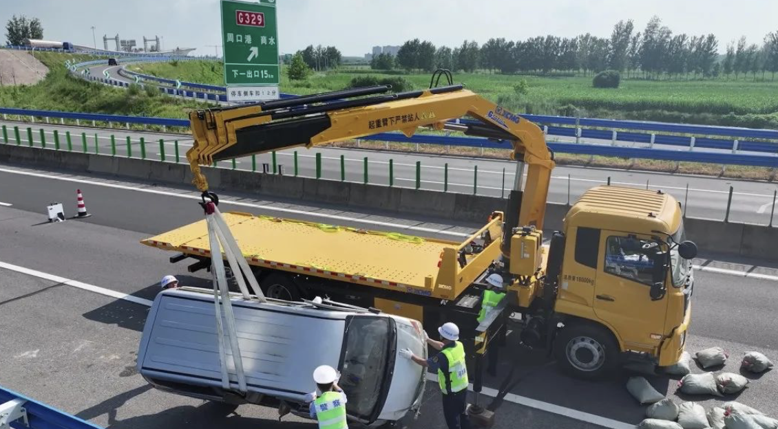 徐工平板清障车，演绎一“机”救援