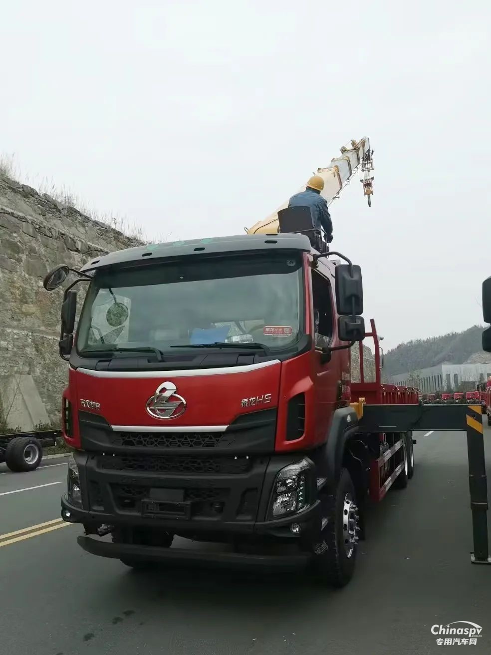 别犯难！乘龙H5随车吊，助你「一臂之力」