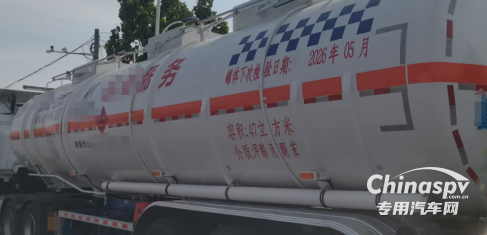 槽罐车是危险化学品专用物流运输工具，根据HSE体系管理要求，承运人应落实好车辆出车前的安全检查职责，以确保装卸货及配送环节安全风险可控。对于槽罐车的日常安全检查，我们应该关注以下要点：