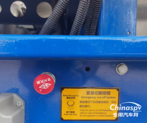 槽罐车是危险化学品专用物流运输工具，根据HSE体系管理要求，承运人应落实好车辆出车前的安全检查职责，以确保装卸货及配送环节安全风险可控。对于槽罐车的日常安全检查，我们应该关注以下要点：